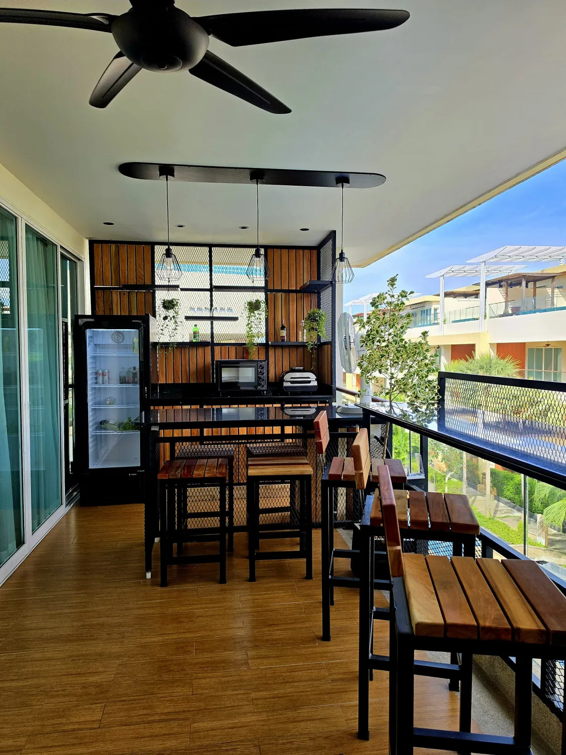 Covered alfresco dining bar at The Pelican 8301